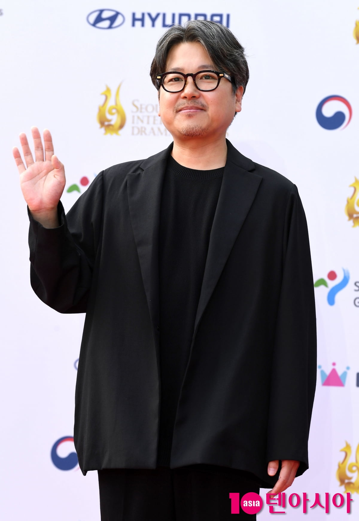 イ・ドユン監督、ソウルドラマアワード2025のレッドカーペットに登場