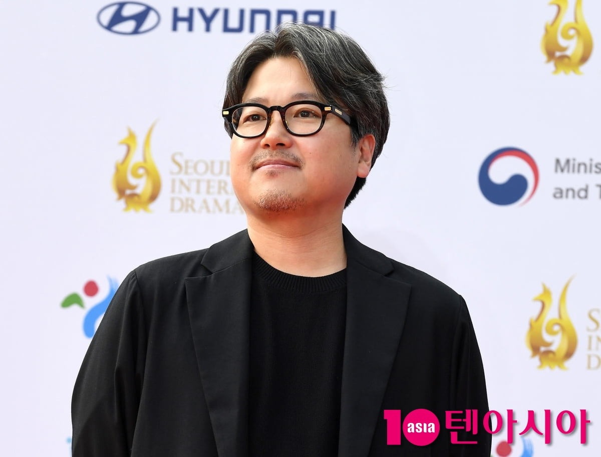 イ・ドユン監督、ソウルドラマアワード2025のレッドカーペットに登場