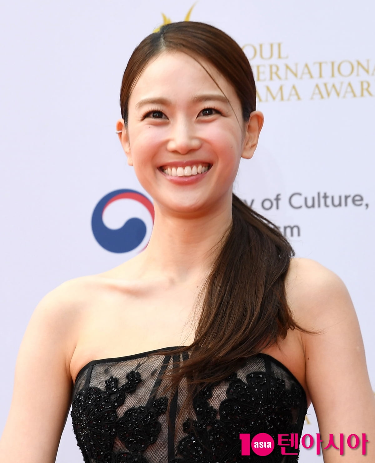 Actress Jang Hee-ryung Shines at the 2025 Seoul Drama Awards Red Carpet
