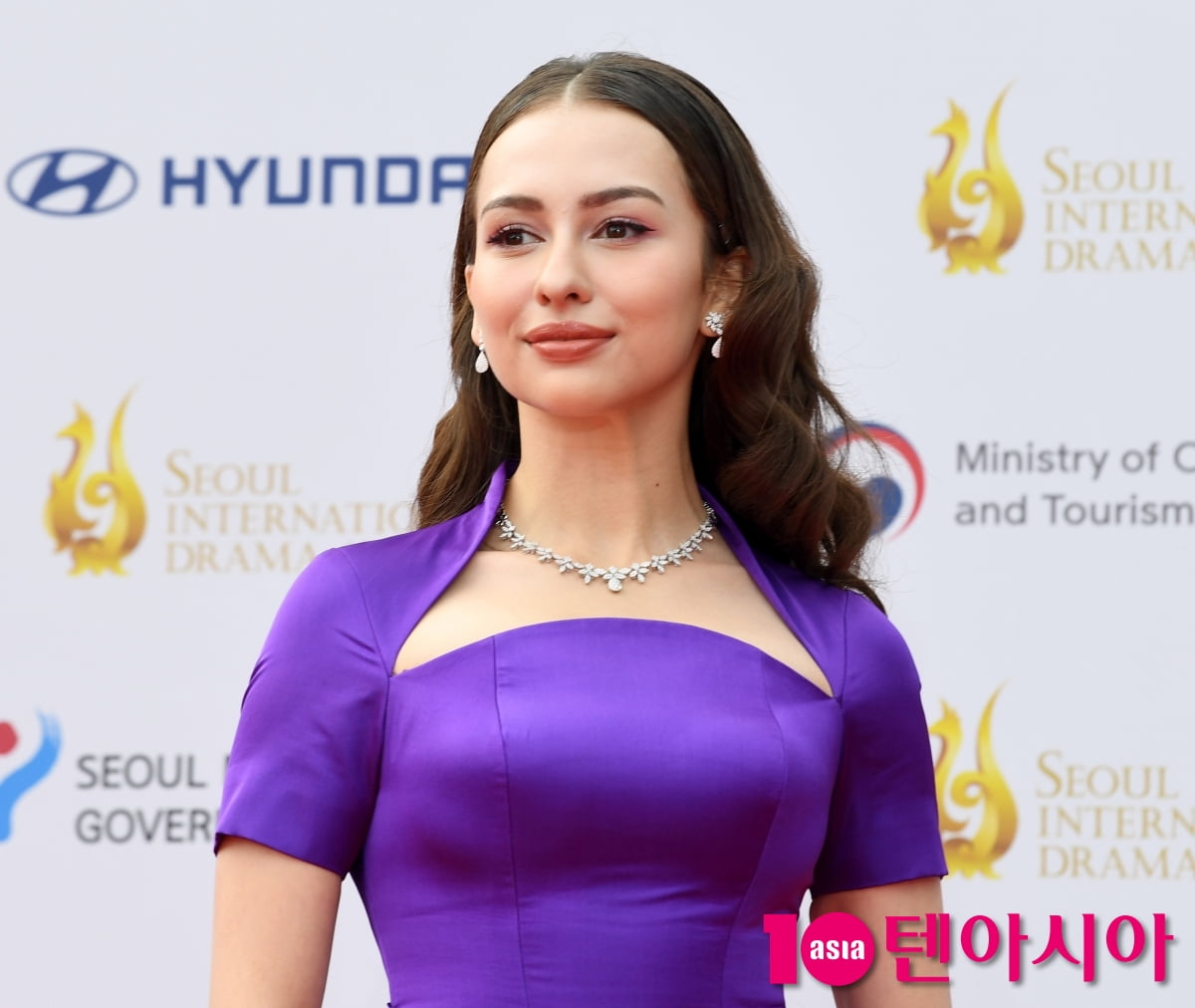 Malaysian Actress Anna Jobling Graces the Red Carpet at Seoul Drama Awards 2025