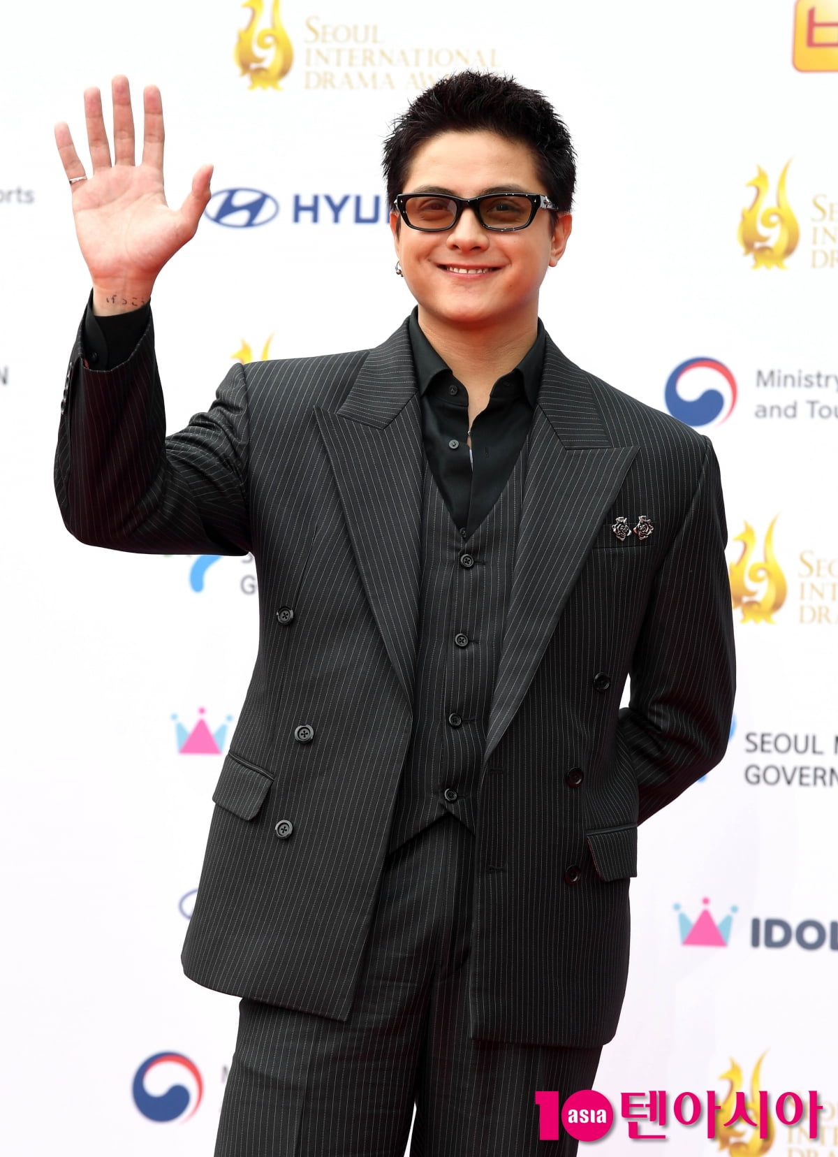 Filipino Actor Daniel Padilla Graces the Red Carpet at Seoul Drama Awards 2025