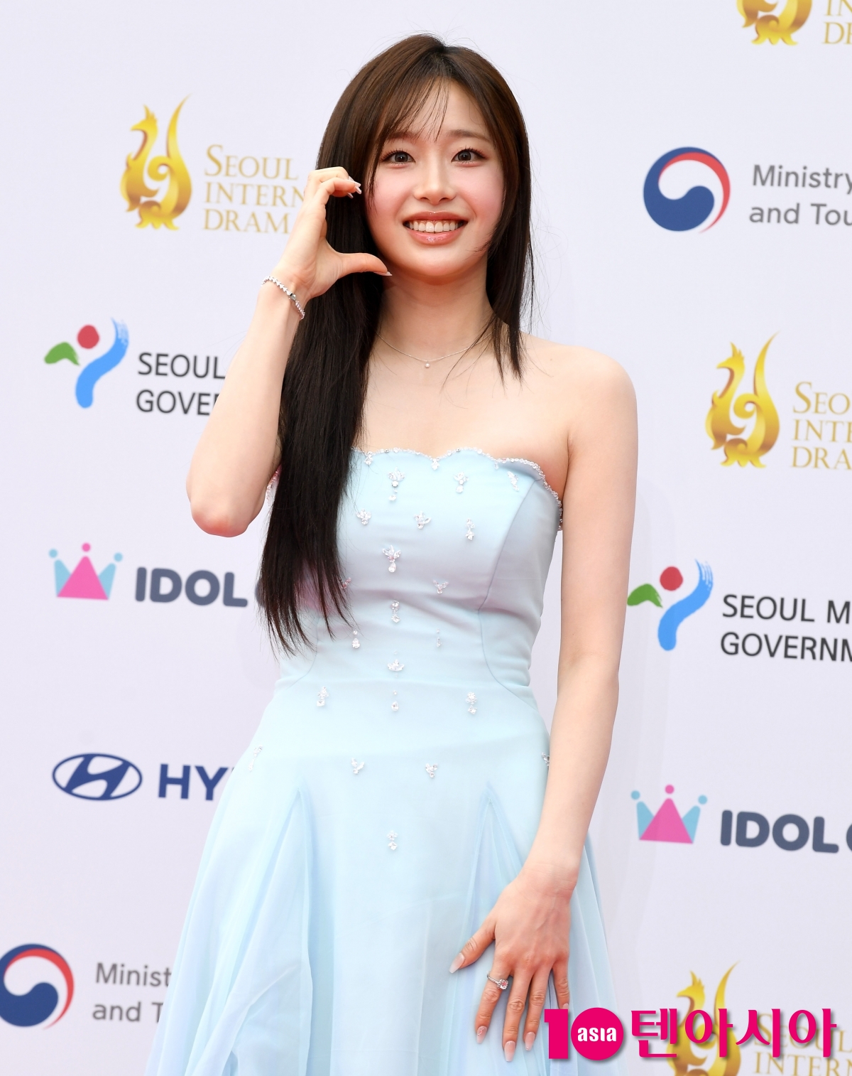 K-Pop Star Chuu Shines at the 2025 Seoul Drama Awards Red Carpet