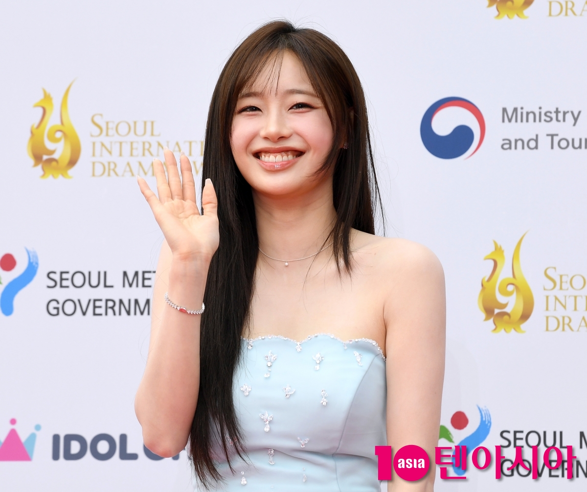 K-Pop Star Chuu Shines at the 2025 Seoul Drama Awards Red Carpet