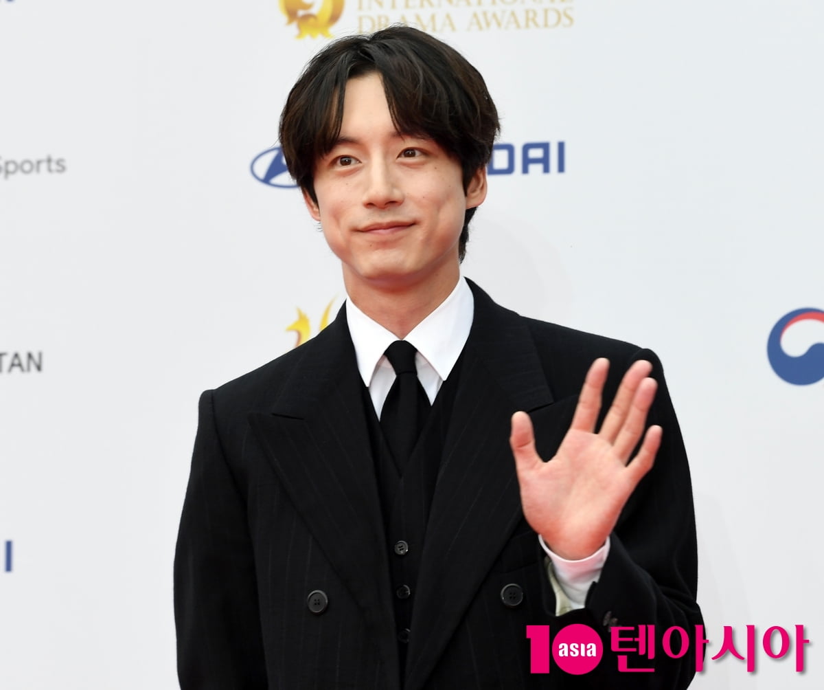 Japanese Actor Kentaro Sakaguchi Graces the Red Carpet at Seoul Drama Awards 2025
