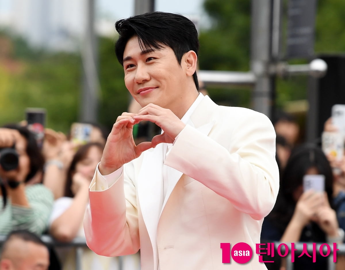 Singer Youngtak Graces the Red Carpet at Seoul Drama Awards 2025
