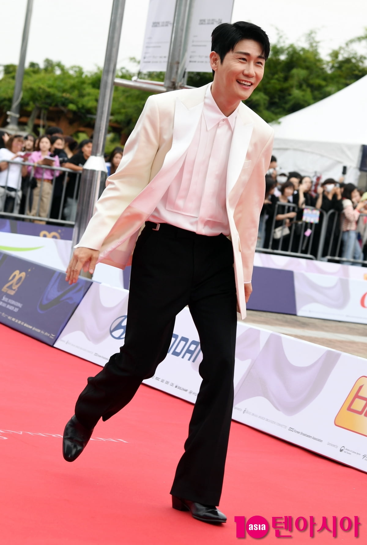 Singer Youngtak Graces the Red Carpet at Seoul Drama Awards 2025