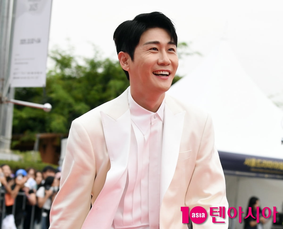Singer Youngtak Graces the Red Carpet at Seoul Drama Awards 2025