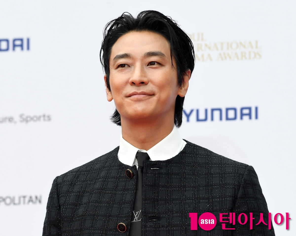 俳優チュ・ジフン、ソウルドラマアワード2025のレッドカーペットに登場