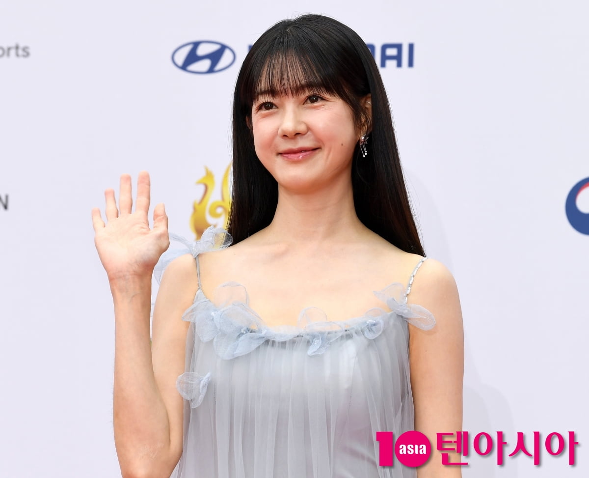 Lee Yo-won Graces the Red Carpet at the Seoul Drama Awards 2025
