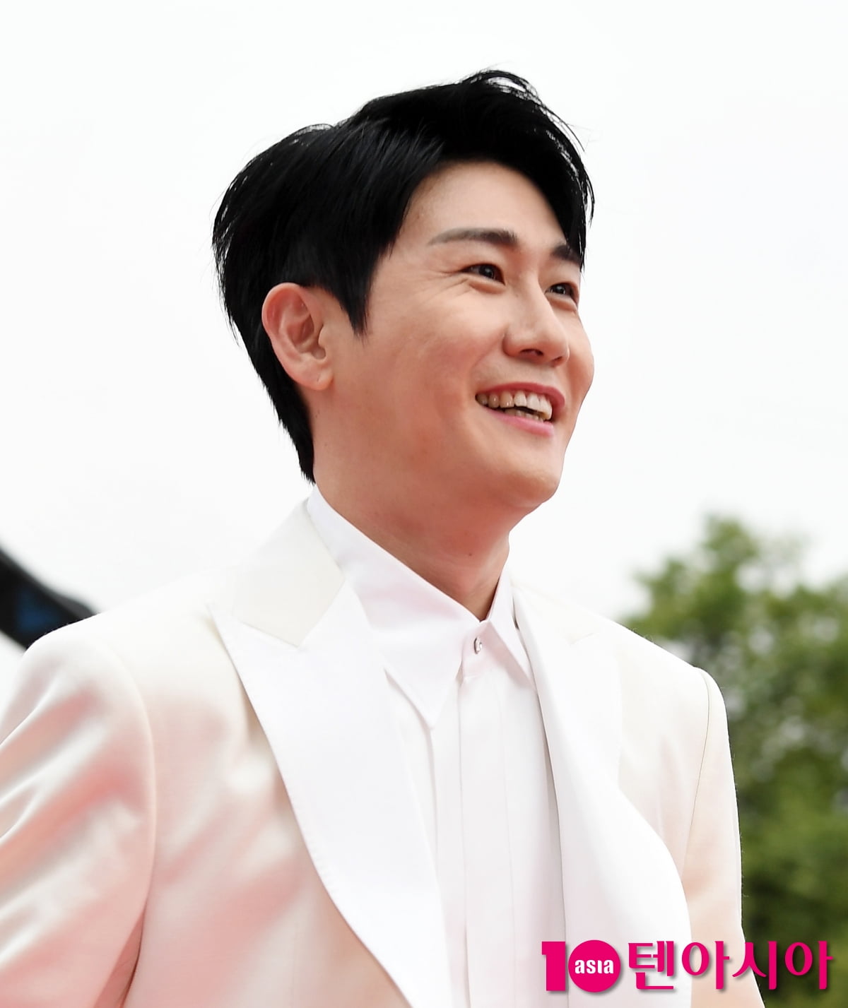 Singer Youngtak Graces the Red Carpet at the Seoul Drama Awards 2025