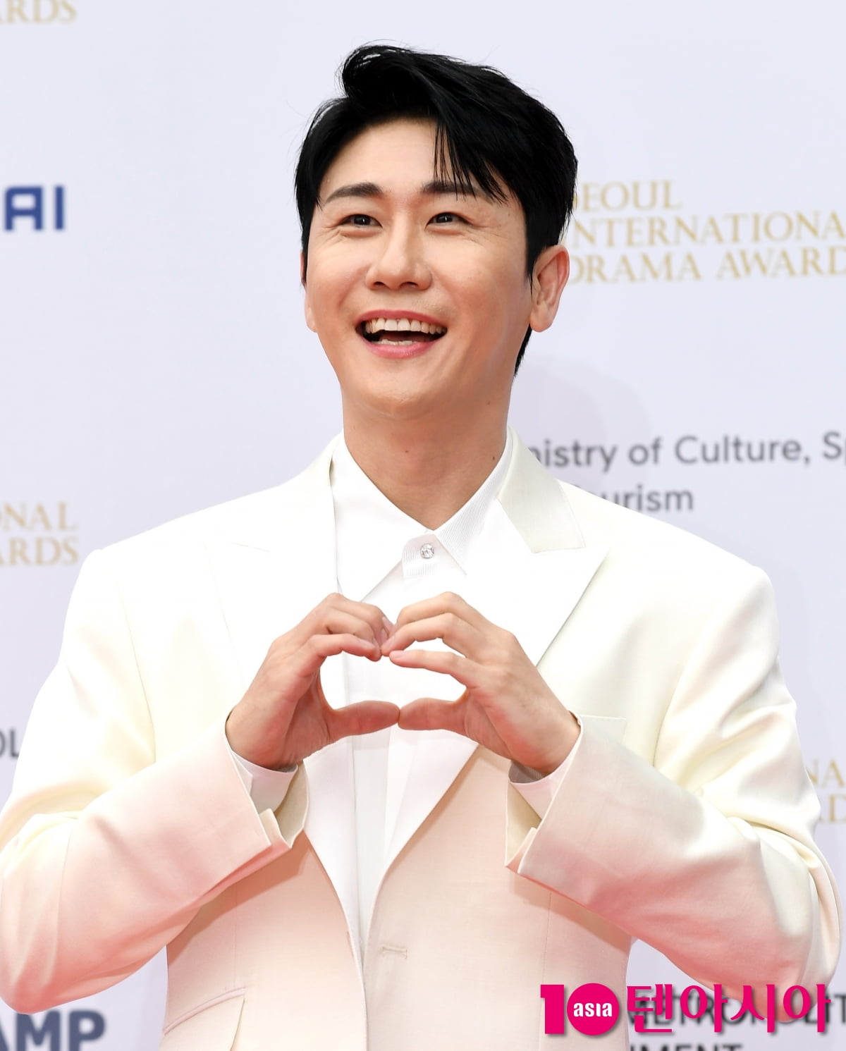 Singer Youngtak Graces the Red Carpet at the Seoul Drama Awards 2025