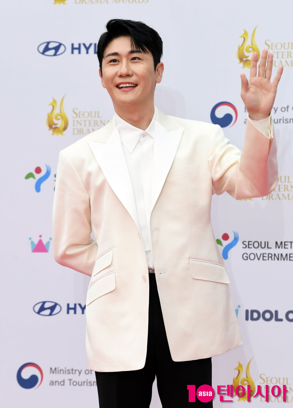 Singer Youngtak Graces the Red Carpet at the Seoul Drama Awards 2025