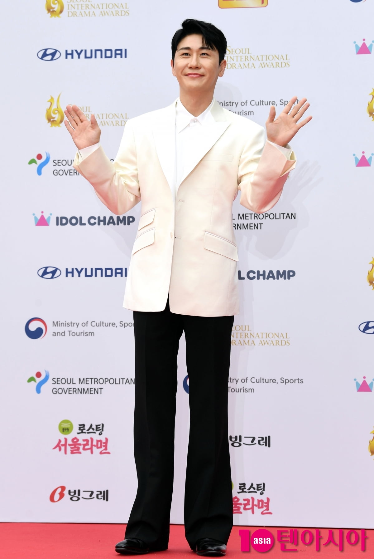 Singer Youngtak Graces the Red Carpet at the Seoul Drama Awards 2025