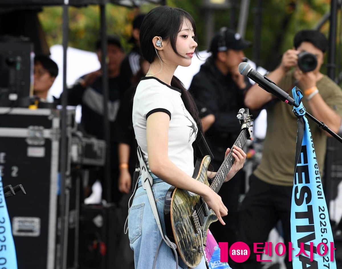Hina of Band QWER Shines at ATA Festival 2025 in Seoul