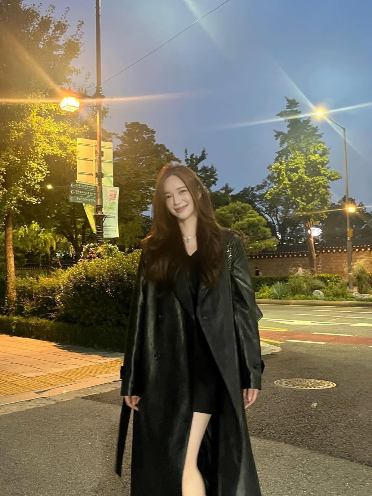 South Korean Actress Lee Elijah Captivates Fans with Elegant Autumn Photos
