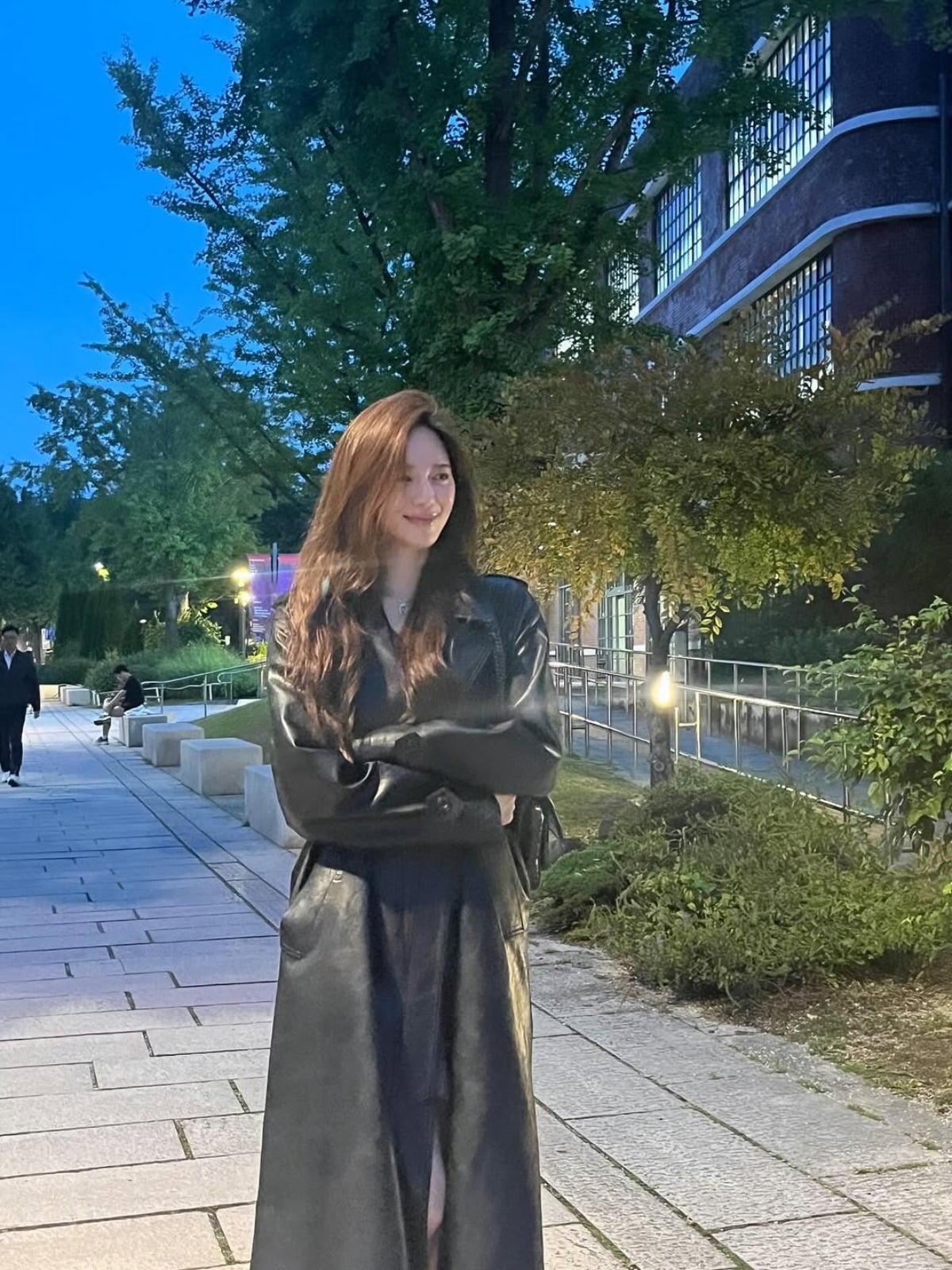 South Korean Actress Lee Elijah Captivates Fans with Elegant Autumn Photos
