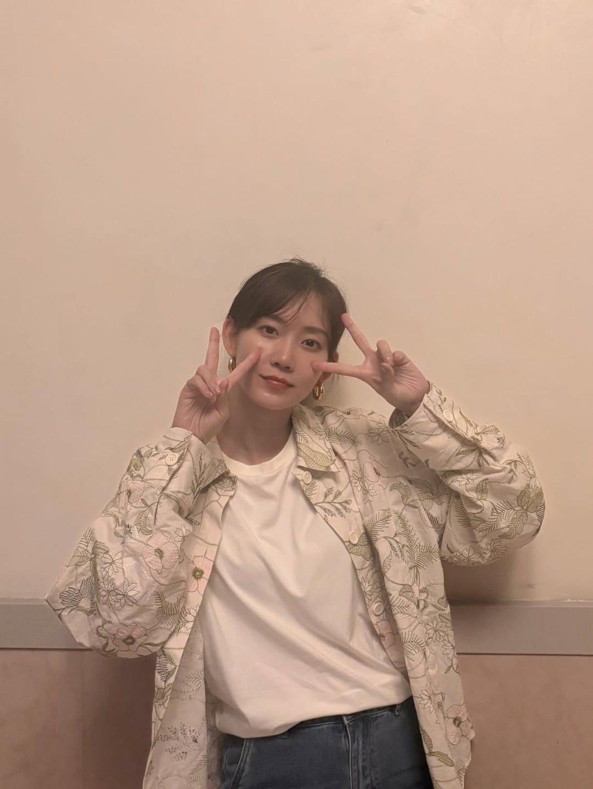 シン・ヒョンビン、年齢を感じさせない美貌を披露