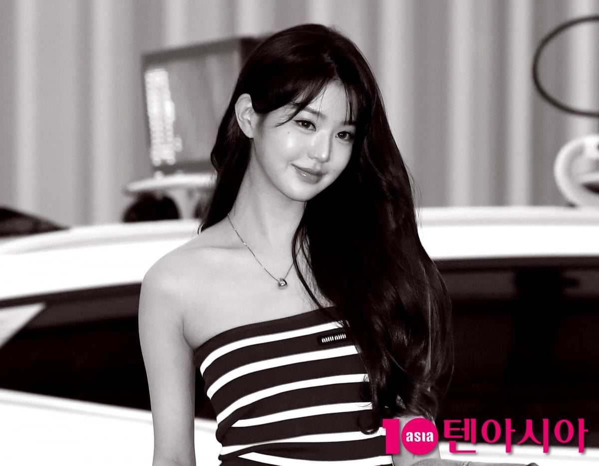 IVE's Jang Wonyoung Stuns at Incheon Airport En Route to Paris