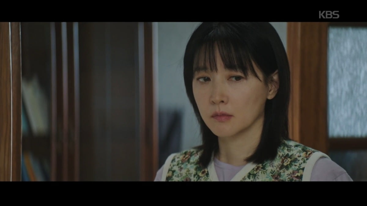 Tense Confrontation: Park Yong-woo's Sharp Questions and Lee Young-ae's Tearful Performance Captivate Viewers