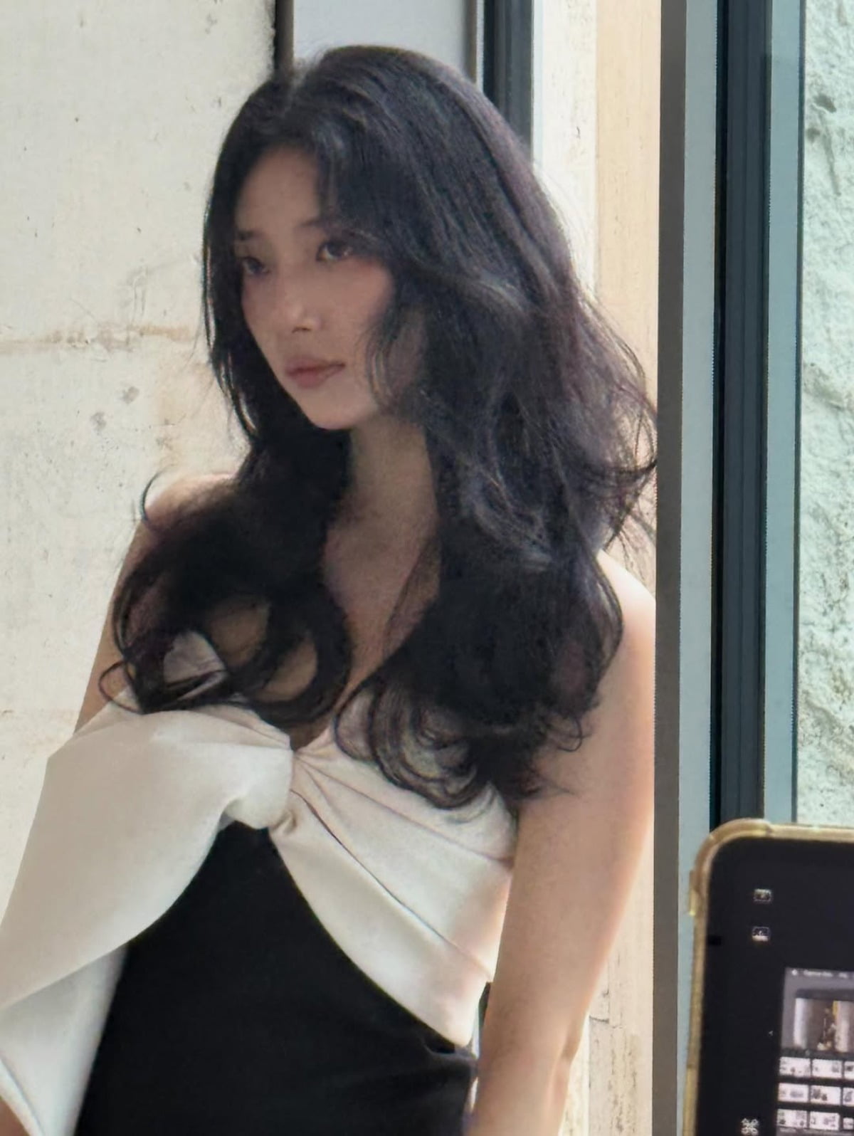 スジ、魅惑的な美しさでファンを魅了