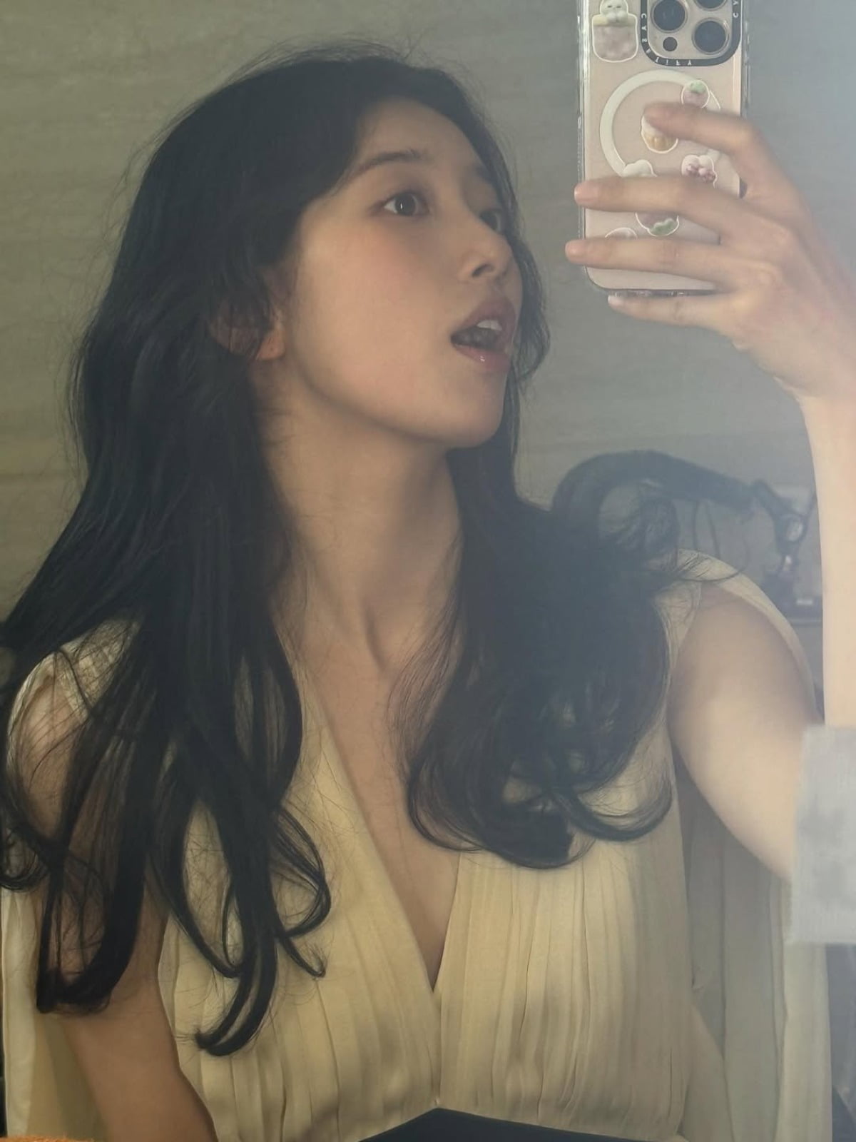 スジ、魅惑的な美しさでファンを魅了
