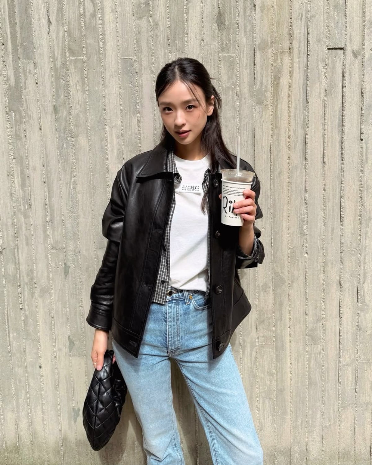 Son Yeon-jae Captivates Fans with Her Charming Beauty and Casual Style