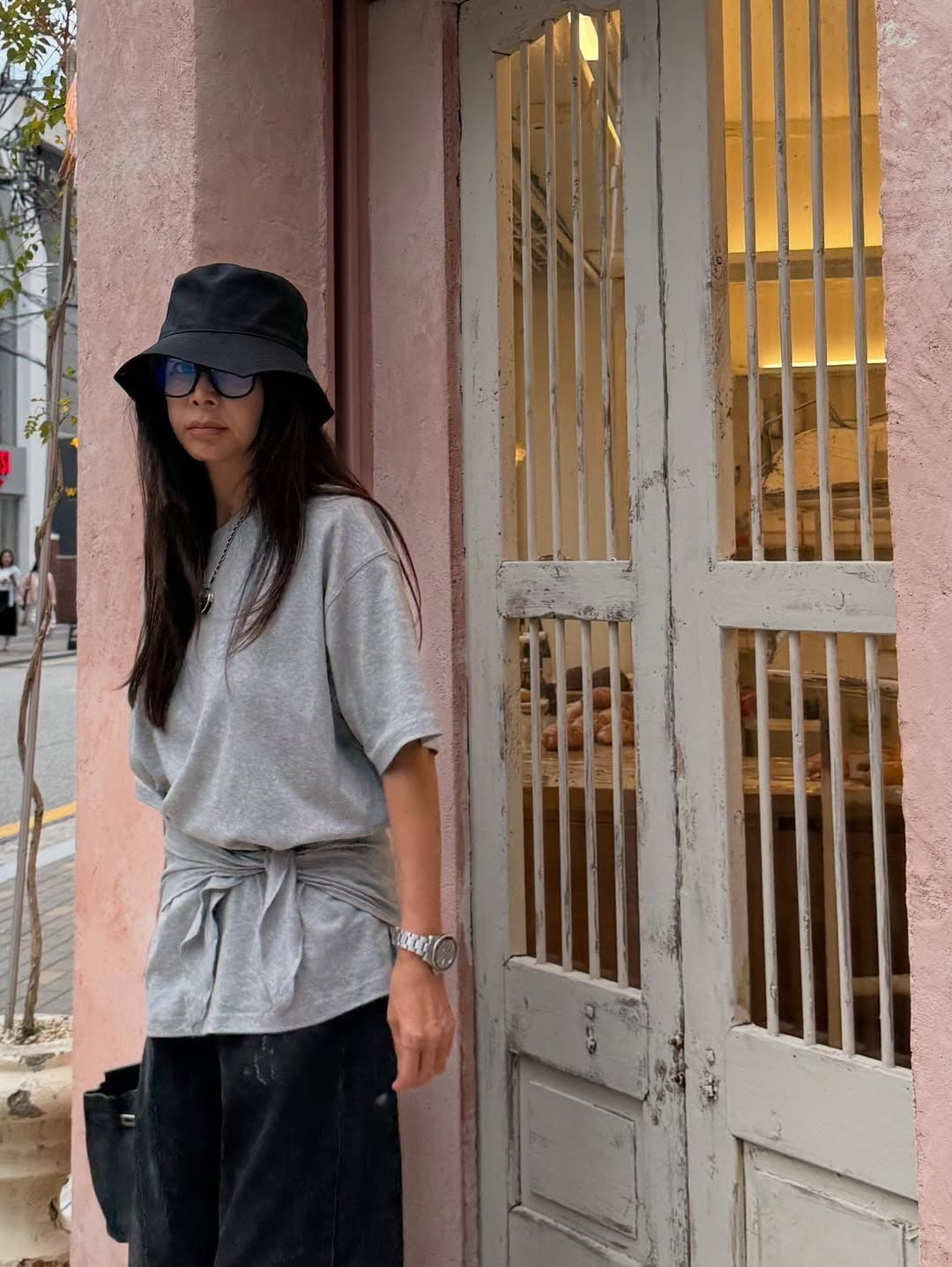 Hwang Shin-hye Ushers in the Holiday Season with Stylish Instagram Update