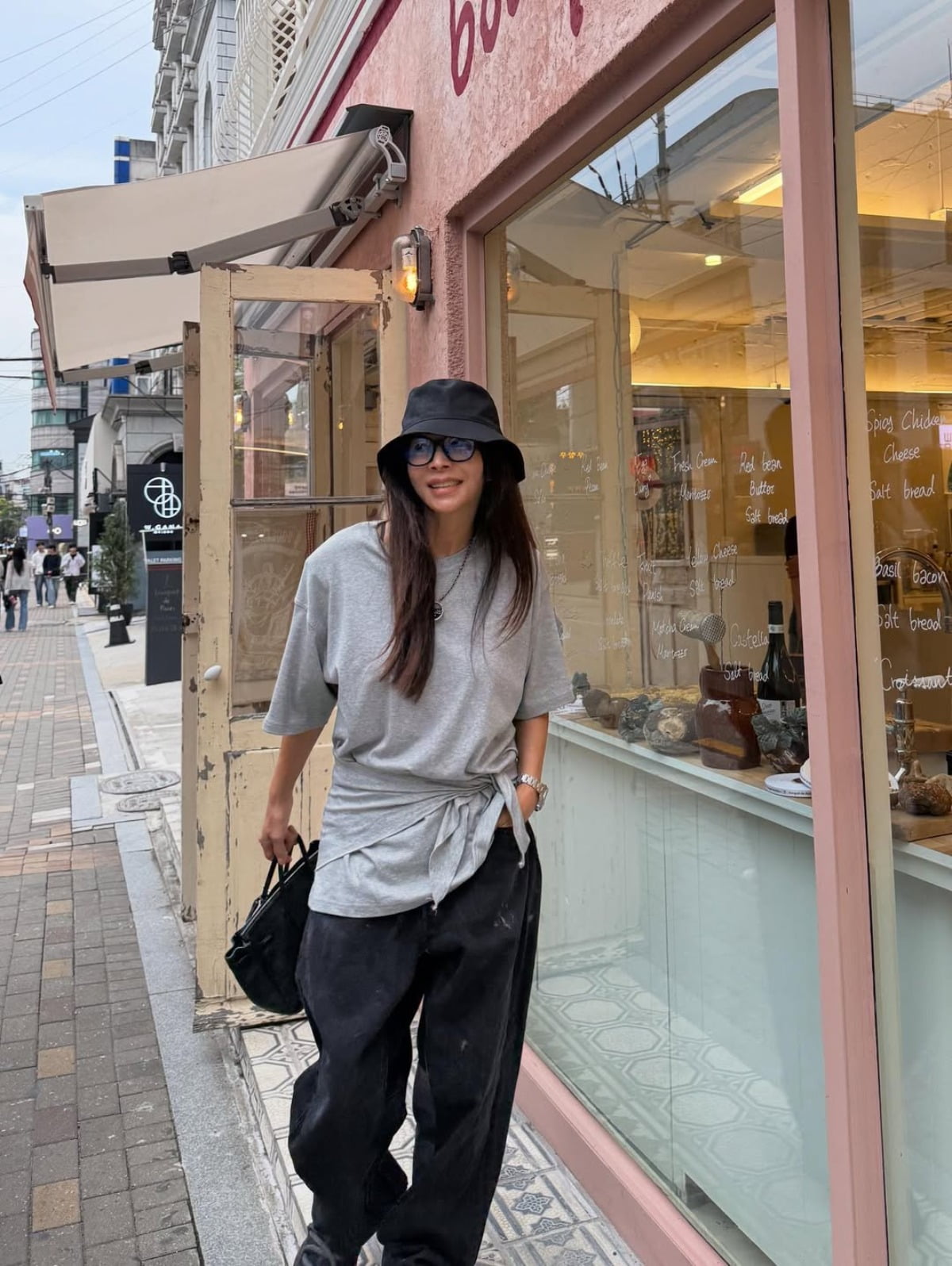 Hwang Shin-hye Ushers in the Holiday Season with Stylish Instagram Update