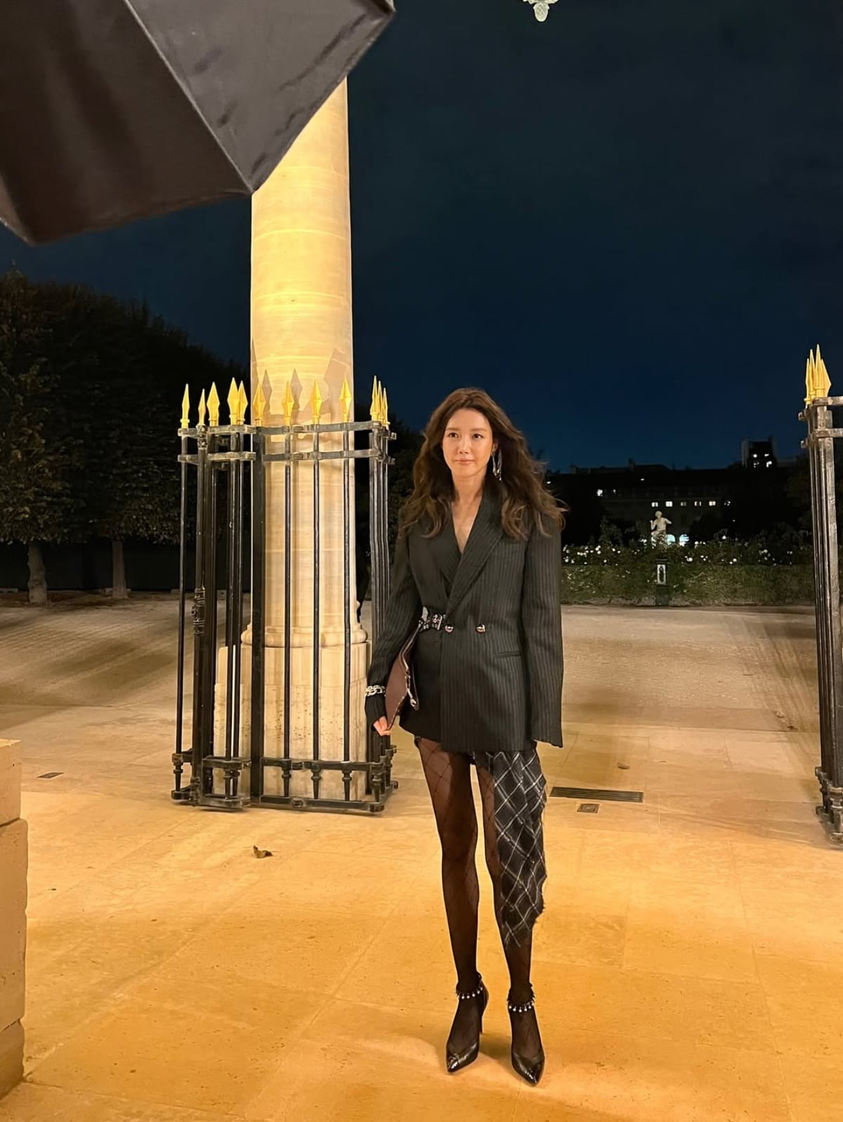 チェ・ジョンアン、圧倒的な美貌で夜を彩る