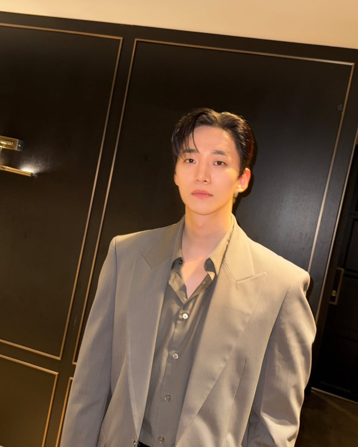 Lee Junho Embraces Autumn Vibes in Latest Instagram Post