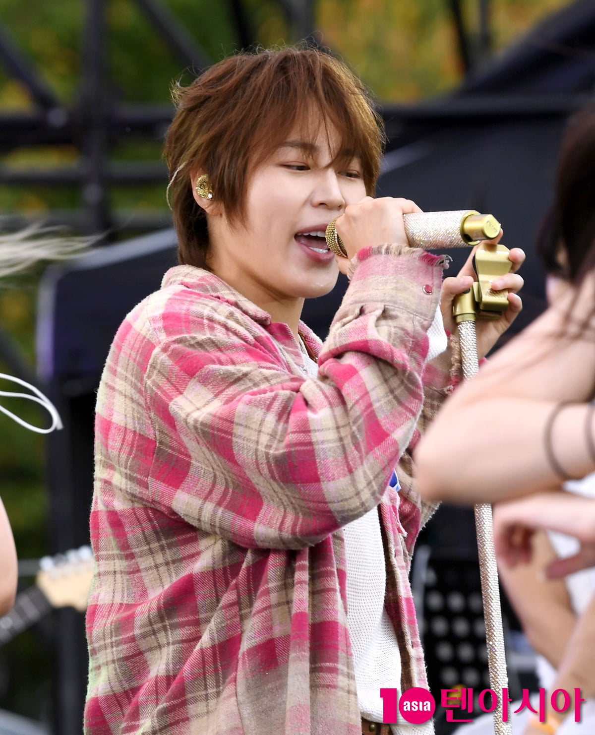 Ha Sung-woon Tops Poll as Most Desired Male Singer to Make Dumplings with During Chuseok