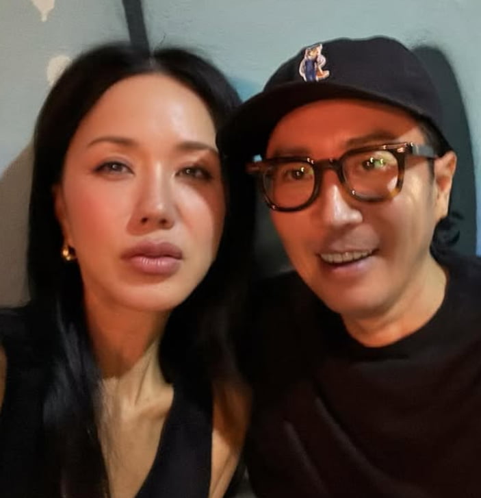 Uhm Jung-hwa Reunites with Close Friend Jung Jae-hyung for a Heartwarming Get-Together