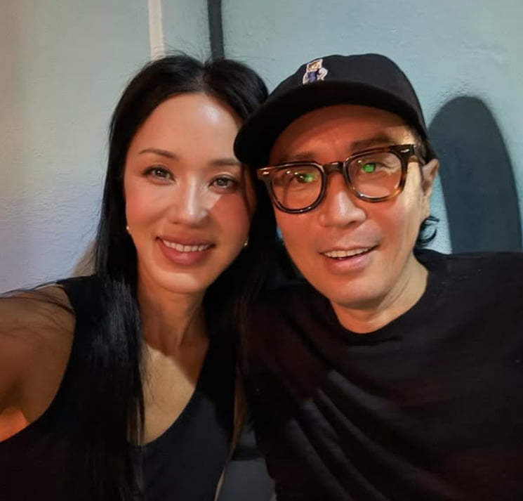 Uhm Jung-hwa Reunites with Close Friend Jung Jae-hyung for a Heartwarming Get-Together
