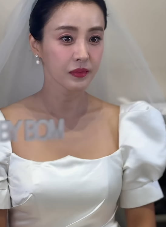 Actress Park Eun-hye Promotes Drama with Unique Wedding Announcement