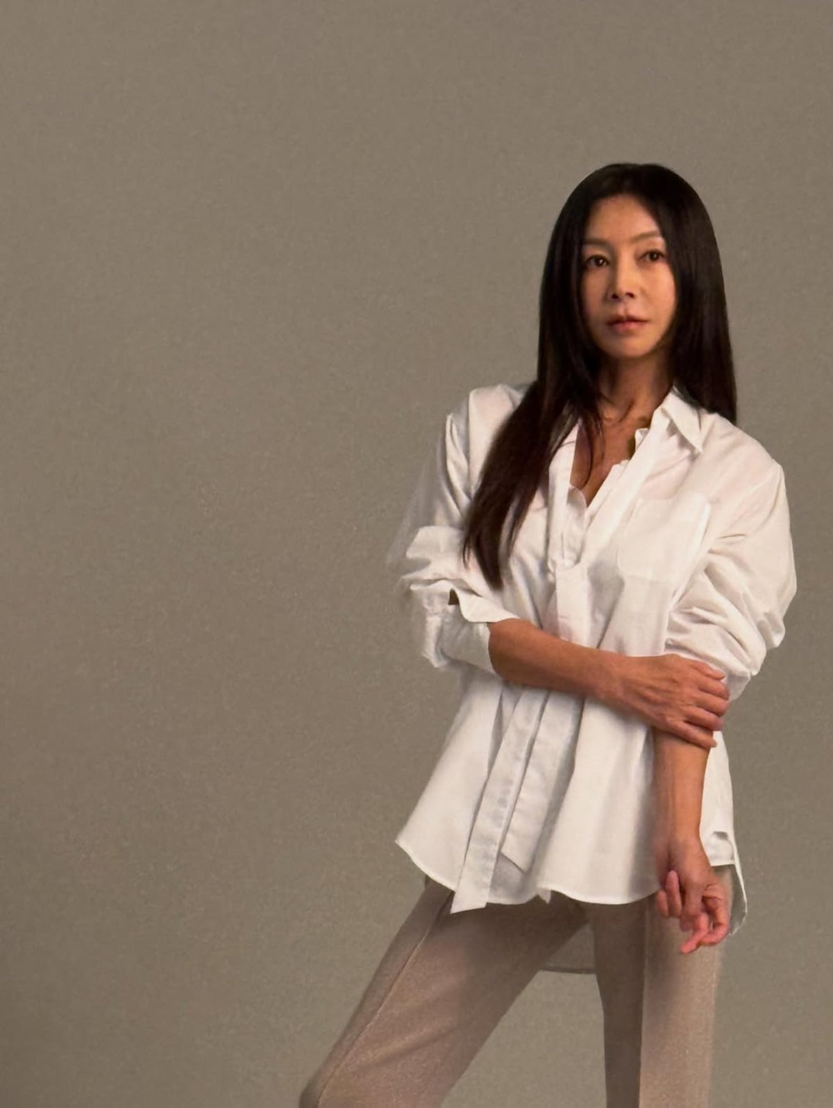 Korean Actress Hwang Shin-hye Stuns with Timeless Elegance on Instagram