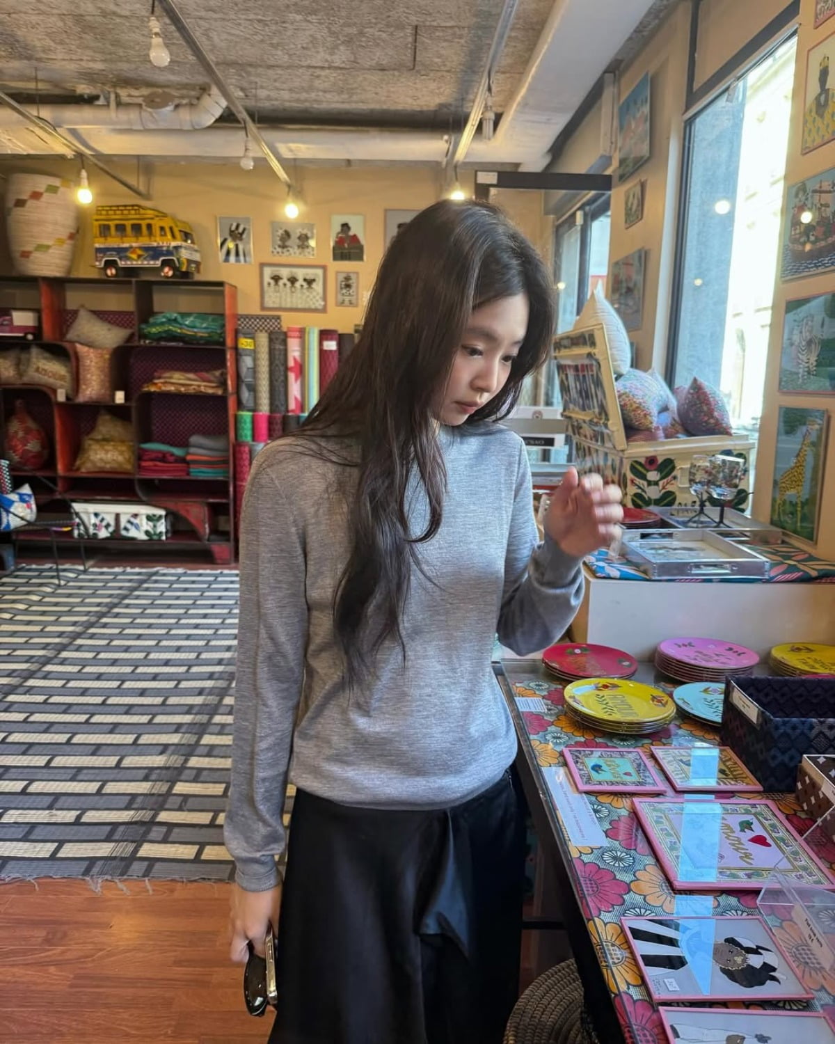 BLACKPINK's Jennie Captivates with Natural Charm on Instagram