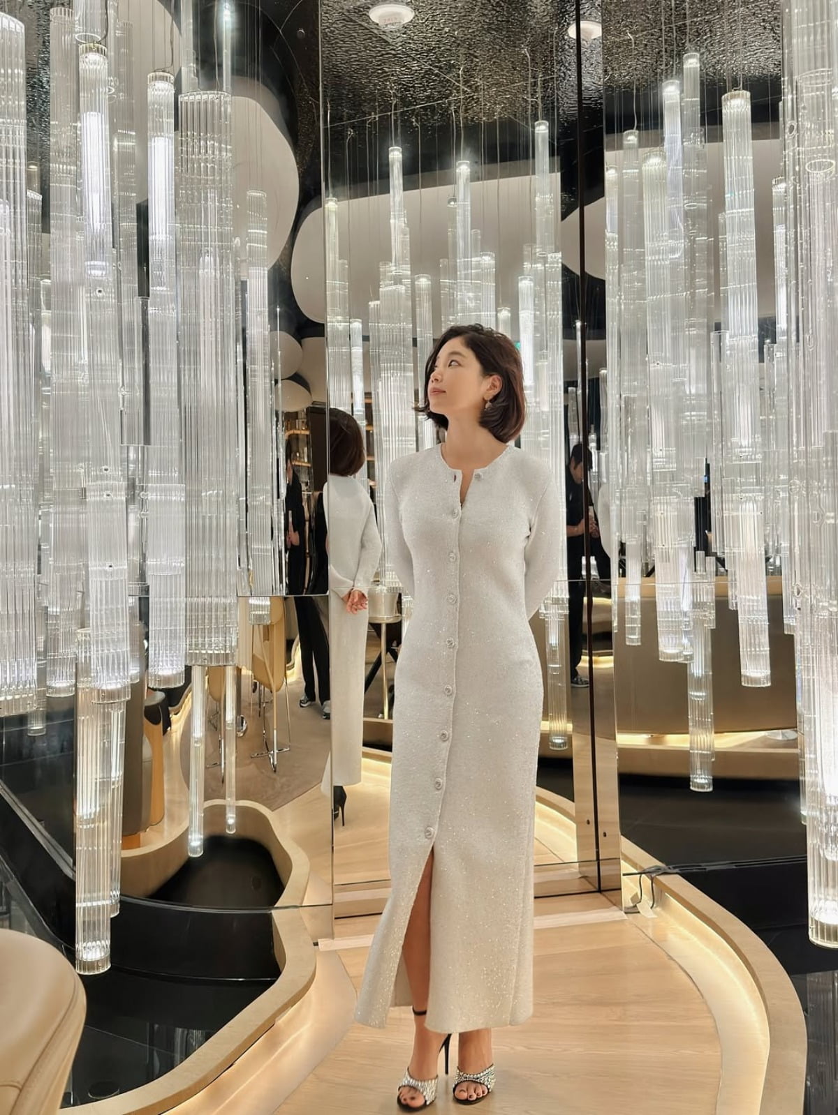 Korean Actress Ki Eun-se Stuns with Timeless Beauty at Michelin-Starred Restaurant in Macau