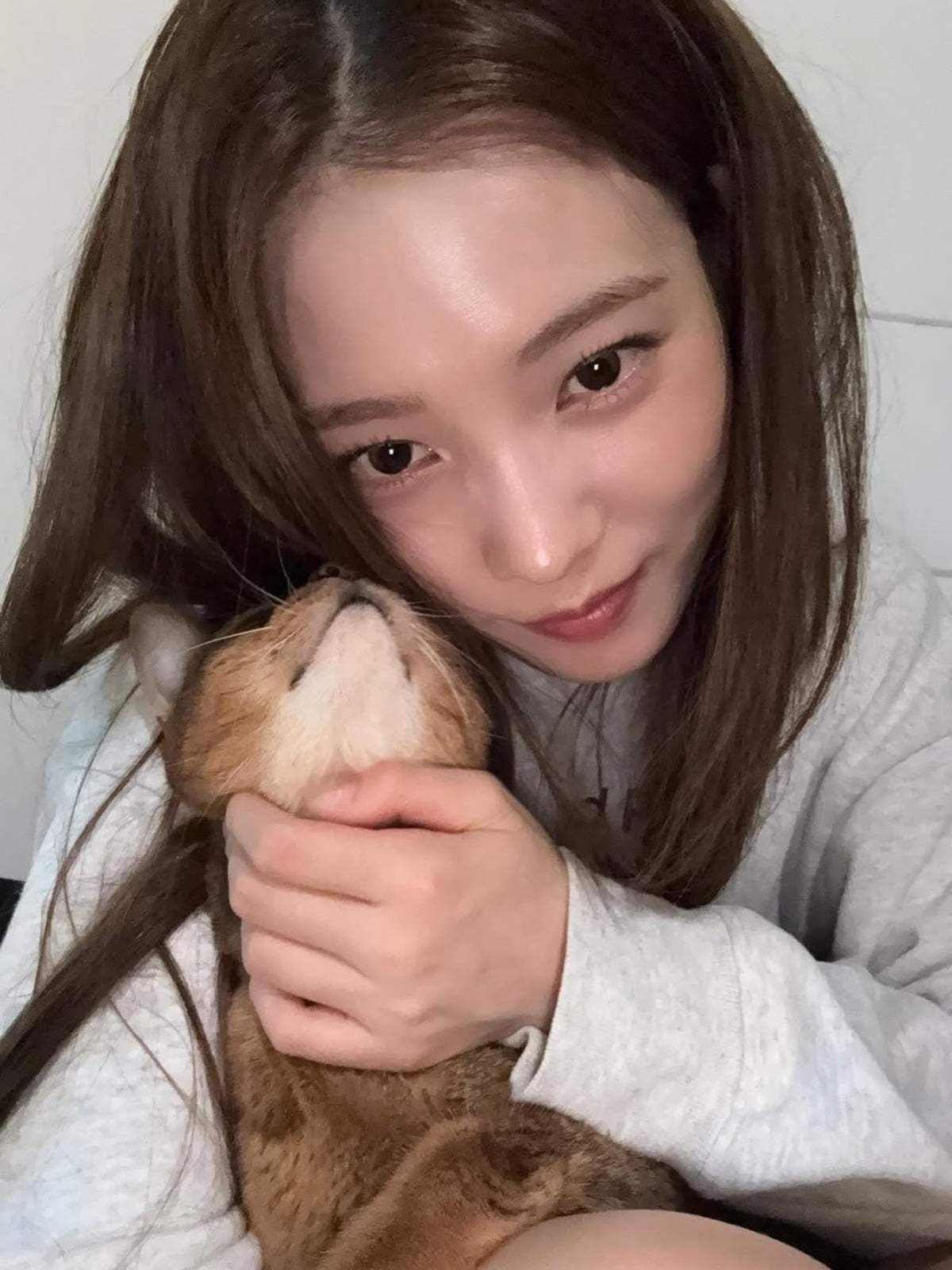Actress Yoon So-hee Shares Stunning Photos, Captivates Fans with Her Natural Beauty
