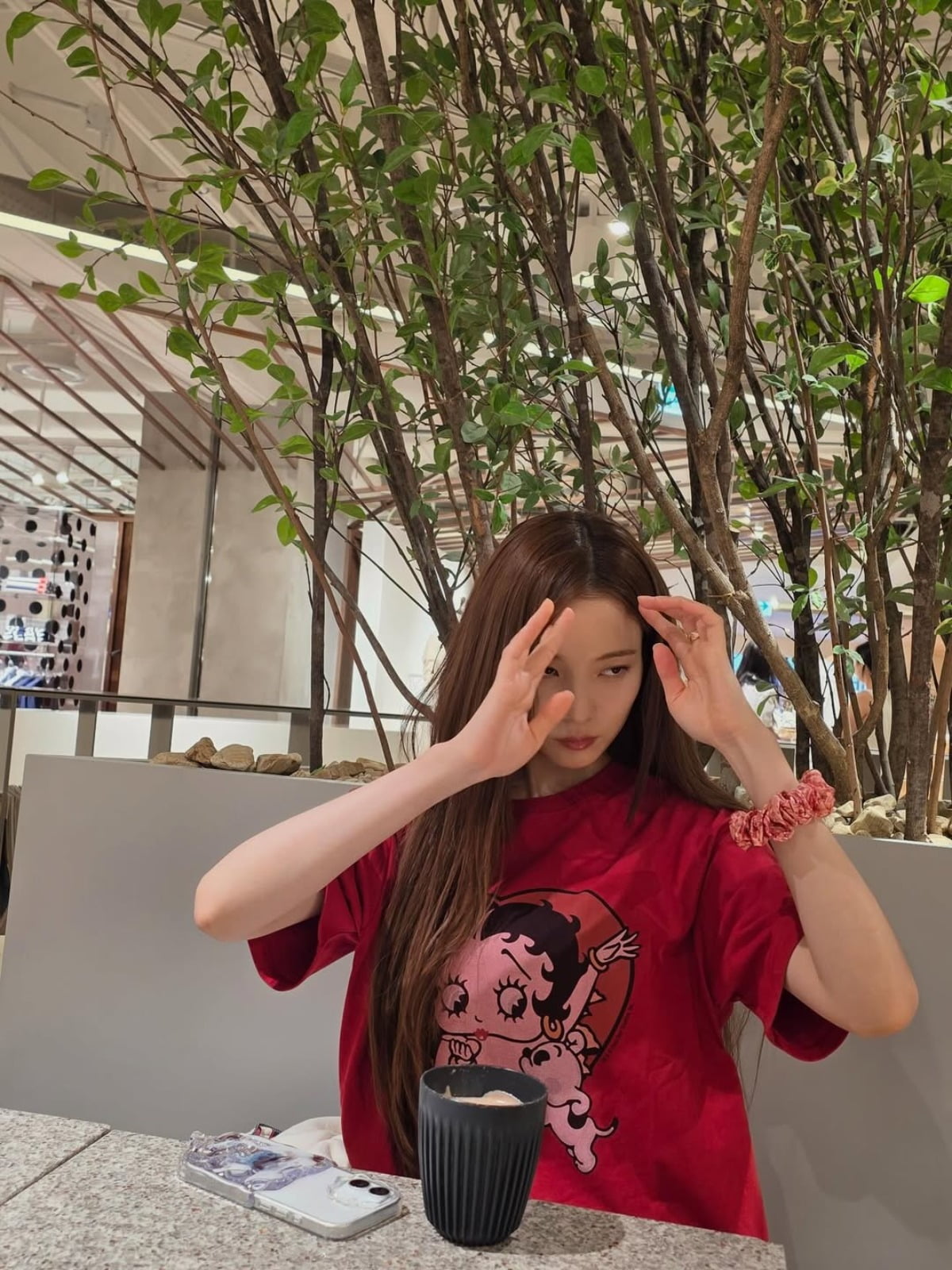 Actress Yoon So-hee Shares Stunning Photos, Captivates Fans with Her Natural Beauty