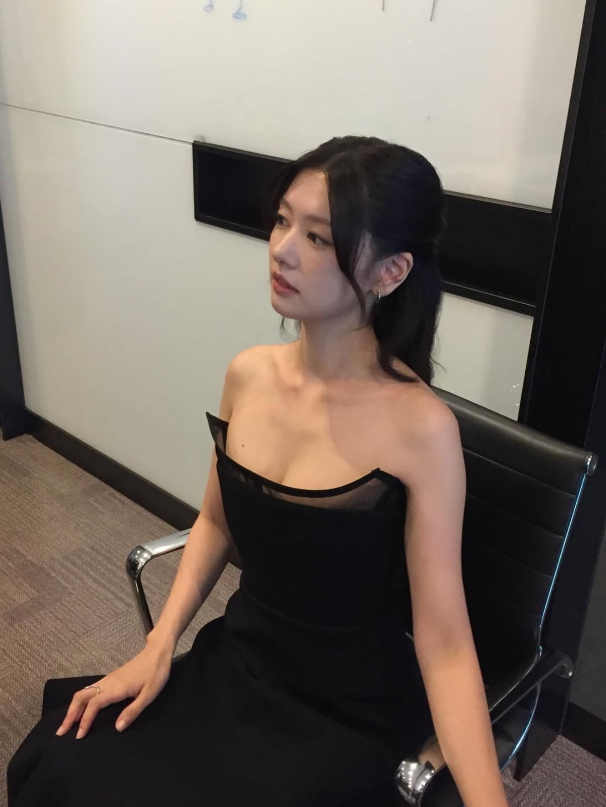 Jung So-min Charms Fans with Elegant Look in 'Marry My Universe' Promotion