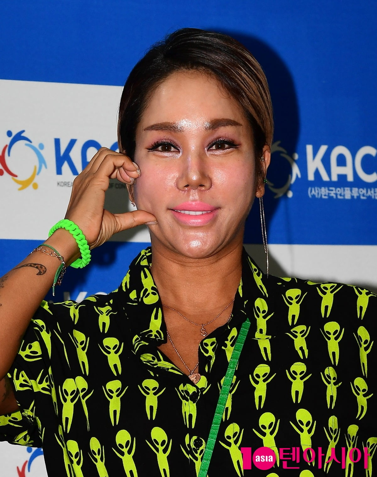 伝説のデュオクロンのカン・ウォンレの妻、キム・ソンが『무엇이든 물어보살』に出演！彼女の弟の驚きの人生とは？