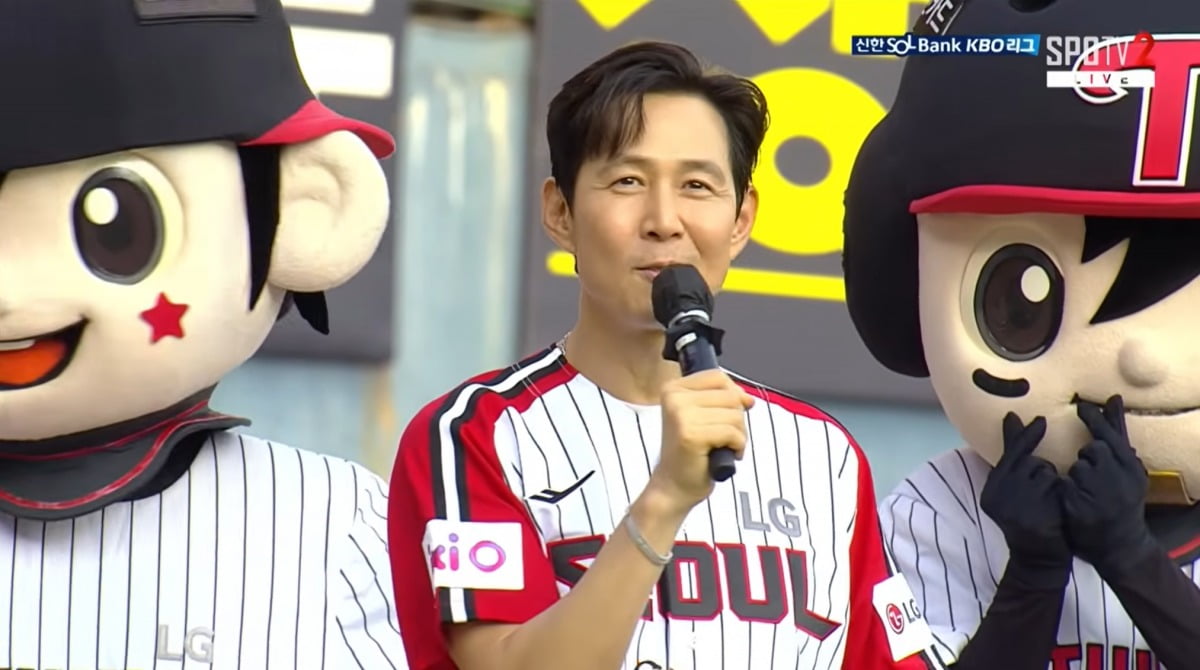 Actor Choi Hyun-wook's Controversial First Pitch Sparks Debate