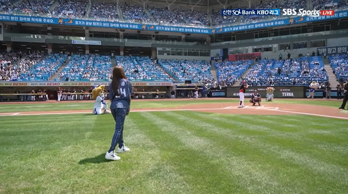 Actor Choi Hyun-wook's Controversial First Pitch Sparks Debate