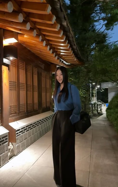 Korean Actress Kim Sa-rang Stuns with Timeless Beauty at 47