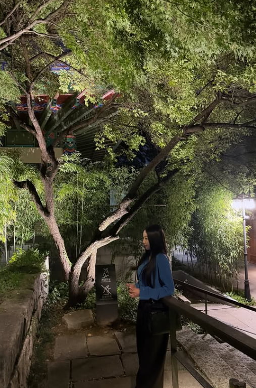 Korean Actress Kim Sa-rang Stuns with Timeless Beauty at 47