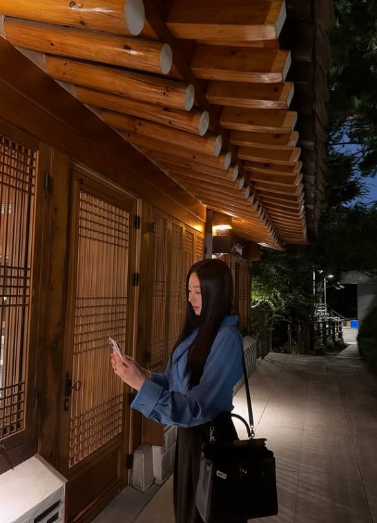 Korean Actress Kim Sa-rang Stuns with Timeless Beauty at 47