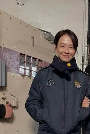 Song Ji-hyo Transforms into a Prison Guard for Upcoming Film 'House of the Meeting'