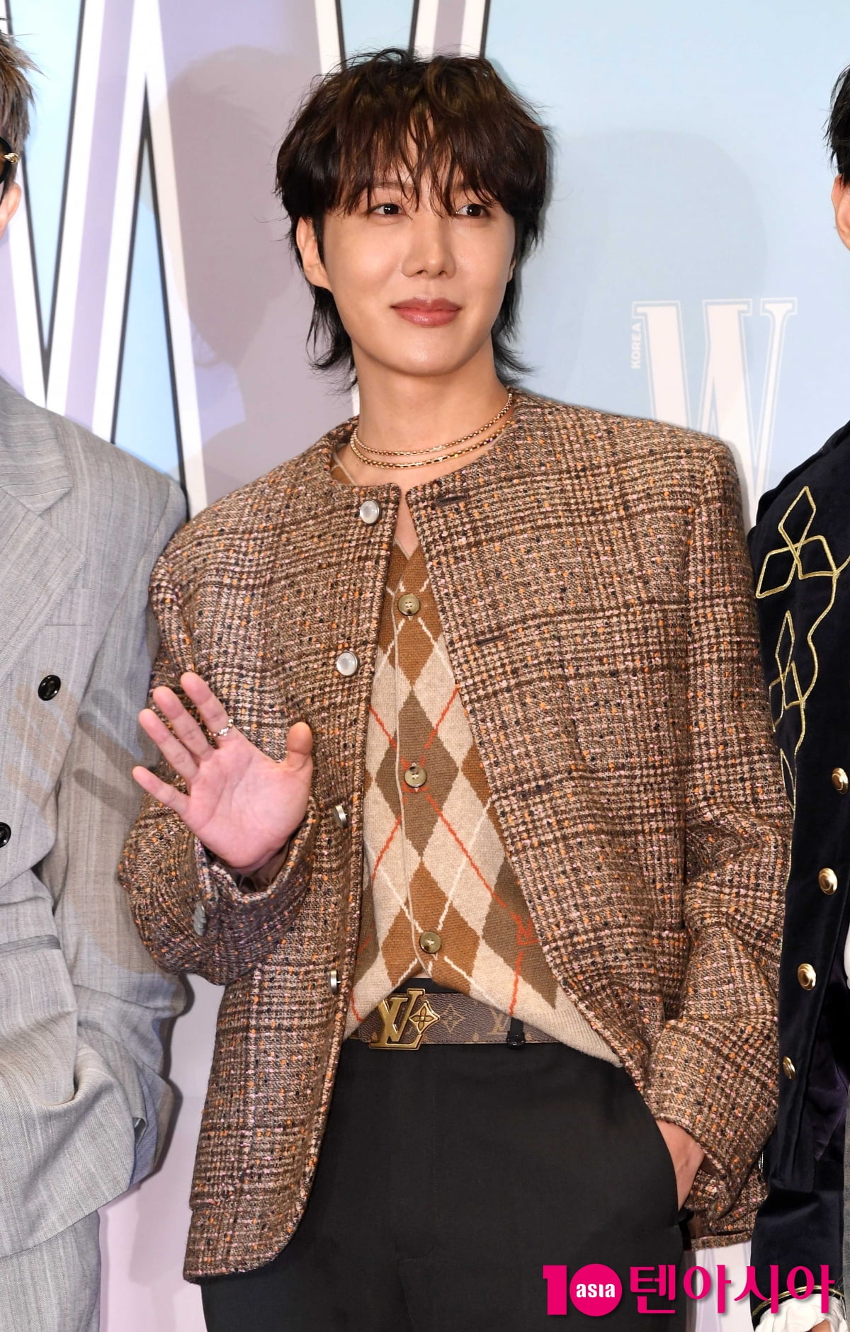 BTSのジェイホープ、W Koreaの乳がん認識向上キャンペーンに参加