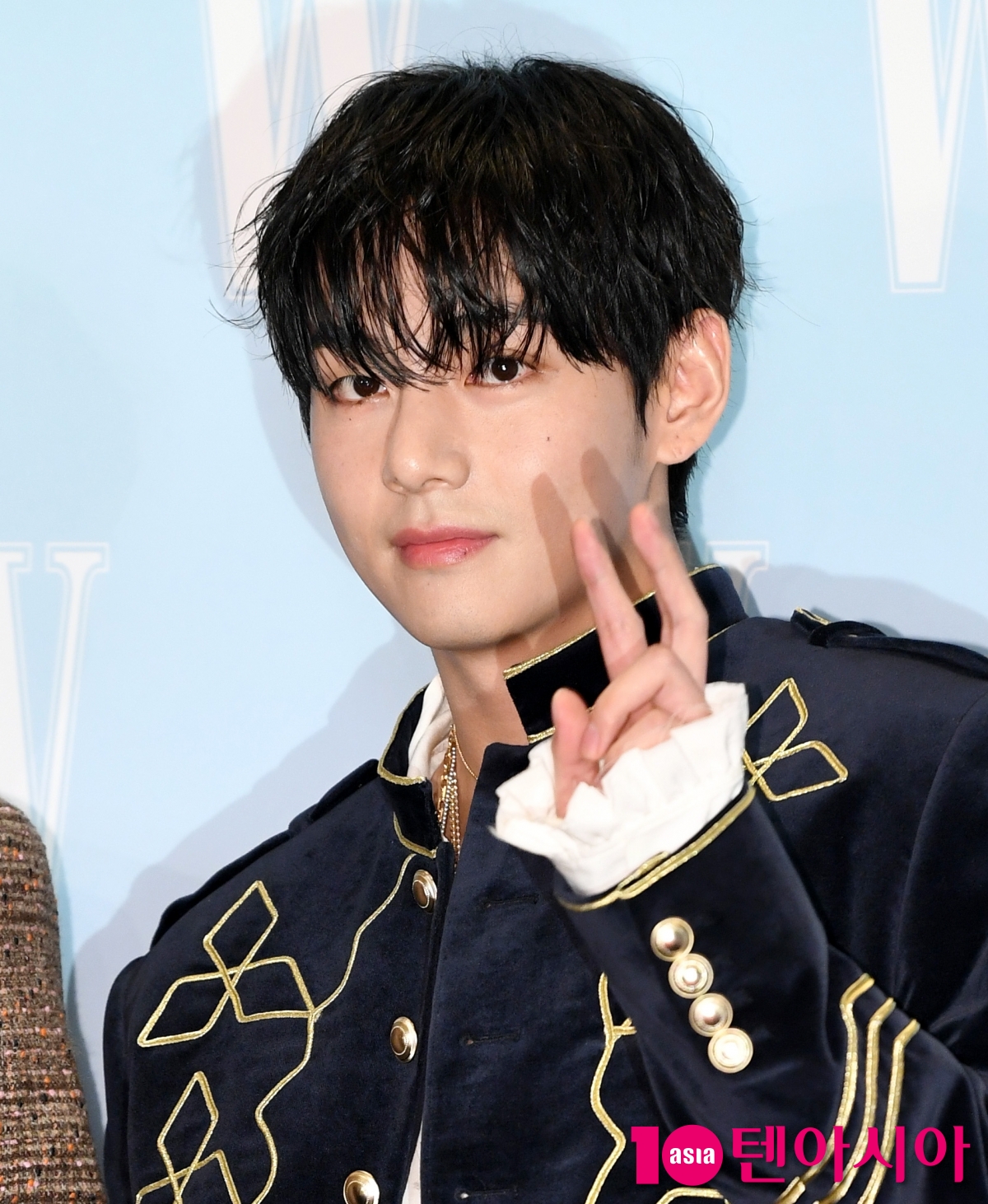 BTSのブイ、W Koreaの乳がん認識向上キャンペーンに参加