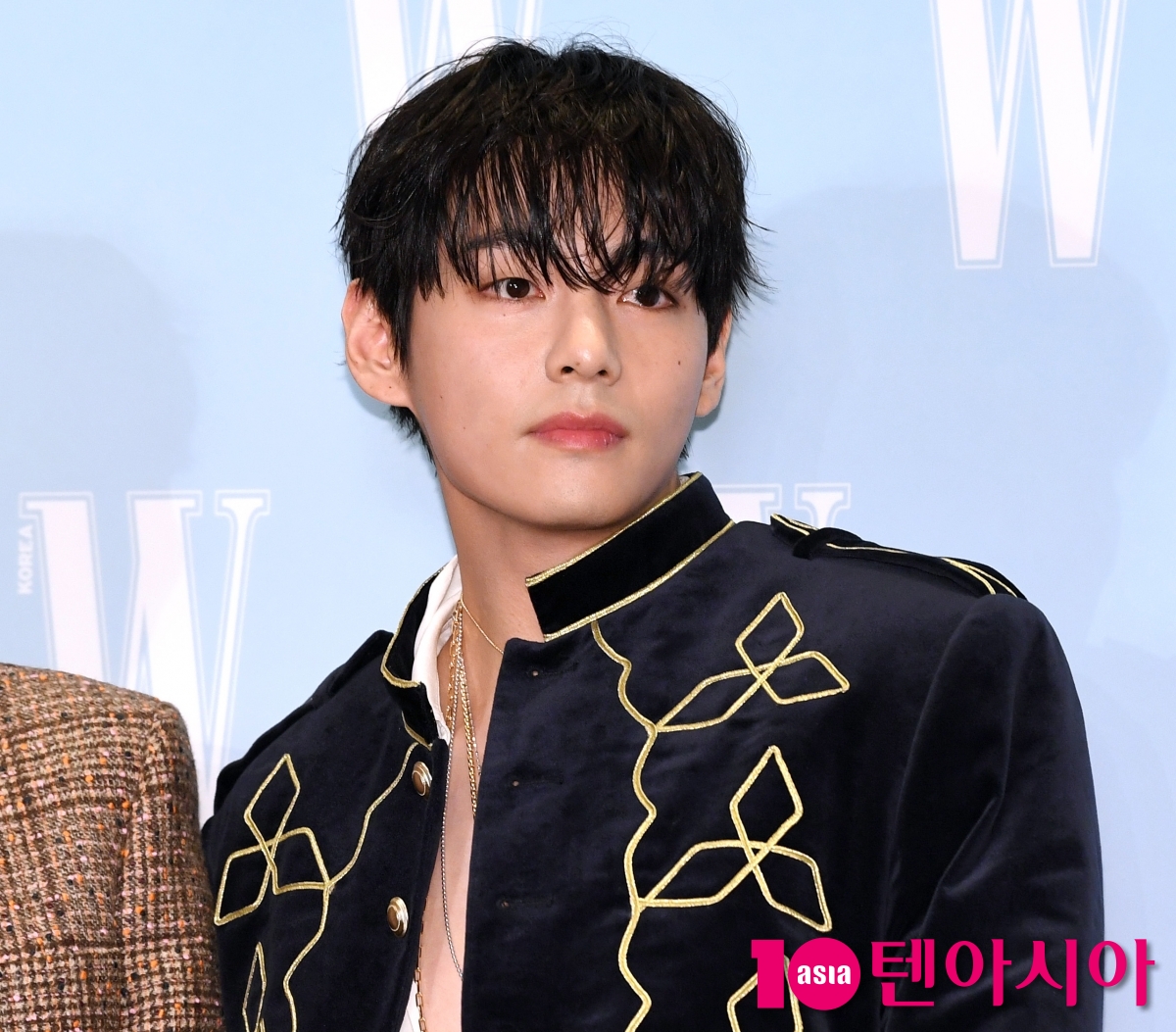 BTSのブイ、W Koreaの乳がん認識向上キャンペーンに参加